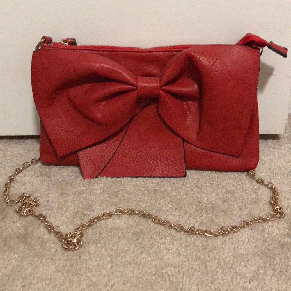 Red bow clutch